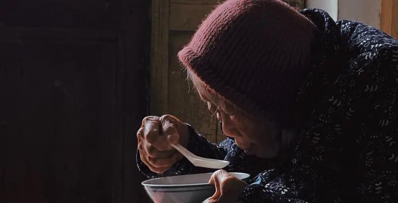 做自媒体别瞎冲，先看看自己兜里有几两银子。
钱多就当爱好，钱少就当副业，别把梦想