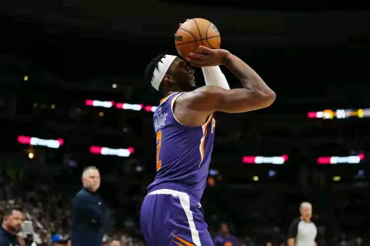 太阳疯狂签约，给奥科吉2年1600万合同，成为队内第七高薪合同。
第一，太阳首发