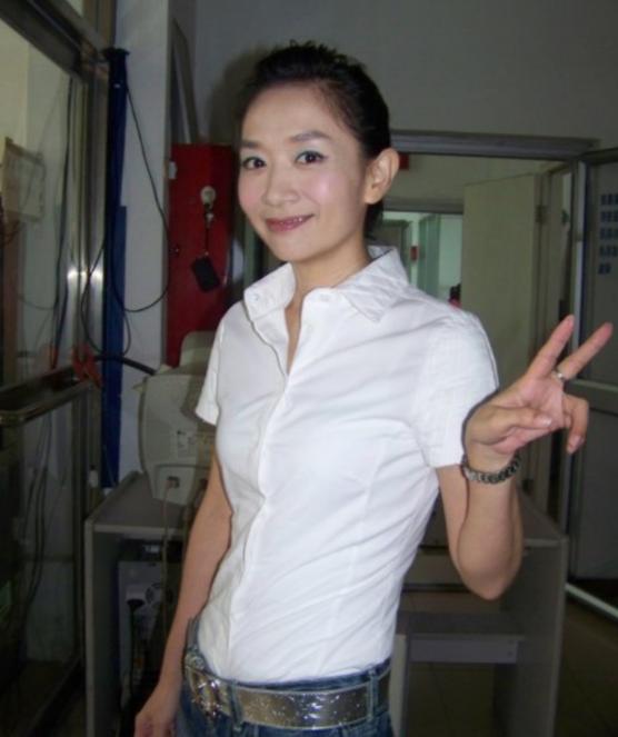 王芳不顾父母反对，执意嫁给比自己大15岁的中科院教授。令她没想到的是，从怀孕直至