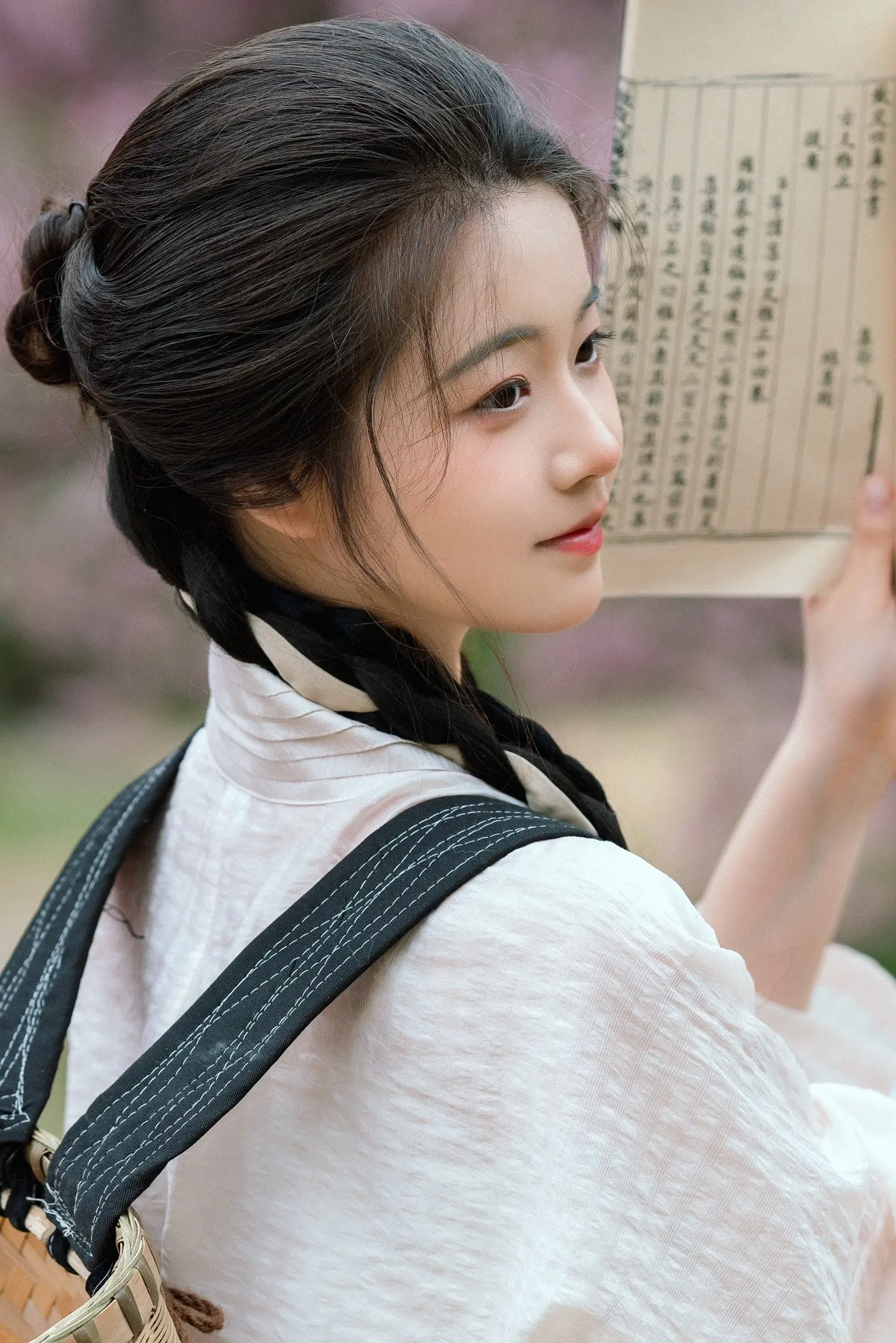 只闻花香，不谈悲喜。饮茶颂书，不争朝夕。