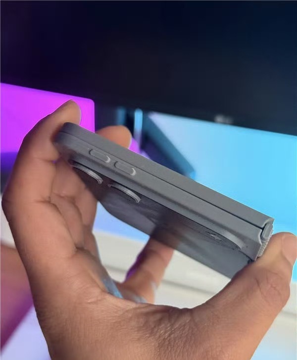 iPhoneFold机模出炉这个造型属实有点眼熟，看起来“阔里阔气”的，不过总体