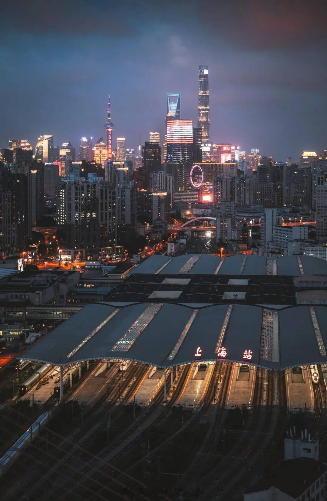 铁路,晚安 真正的英雄不是改变世界，而是改变自己生活的每一天。 晚安~ 
