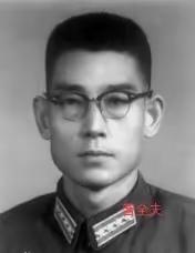 1990年，伟人的侄女毛远志逝世了。丈夫在整理妻子的遗物时意外发现了一封残信，打