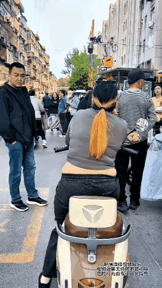这种街头摆拍的画面，简直就是伤风败俗，应该依法严惩，绝不姑息！虽然明明知道这是摆