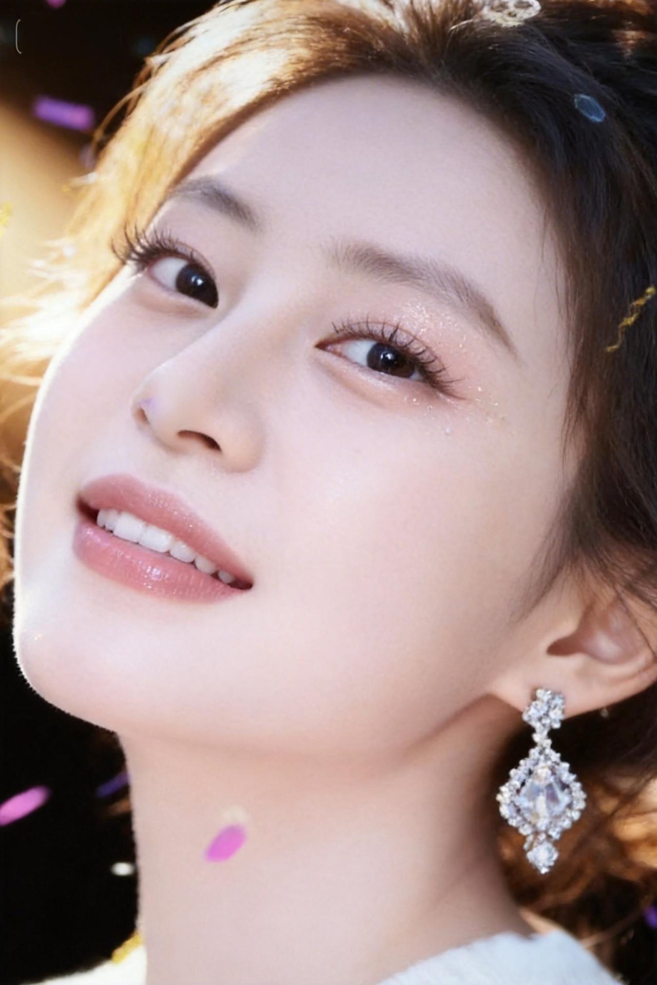 温柔甜美的微笑，闪耀的耳环，梦幻的氛围。