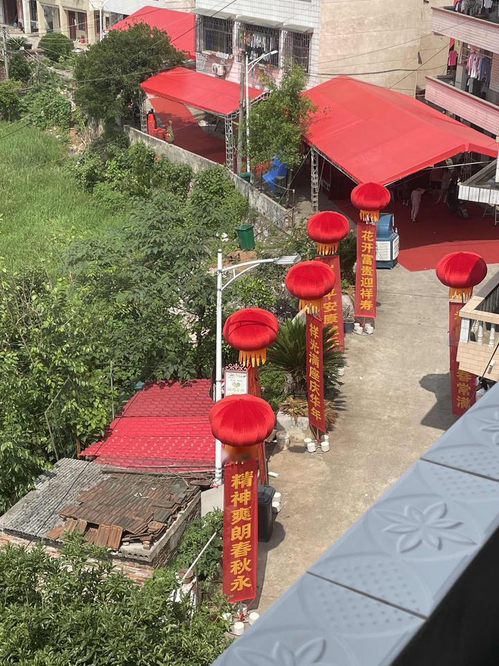 村民们互相攀比、大操大办做寿是否合适，需辩证看待，不能一概而论。大家认为呢？
