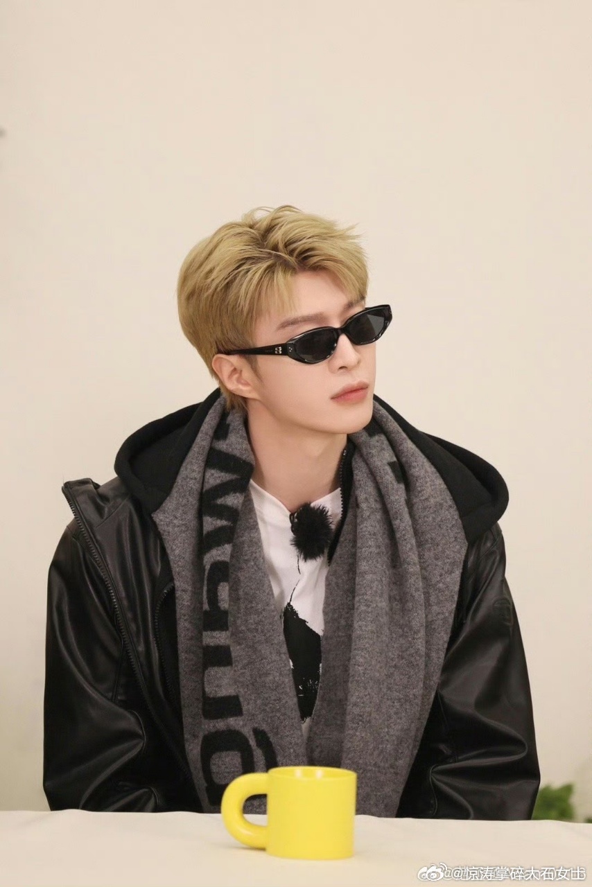 给范丞丞一个苗子还你一个摇子范丞丞来宇闪当摇子 范丞丞在宇闪化身摇子，草坪车上处