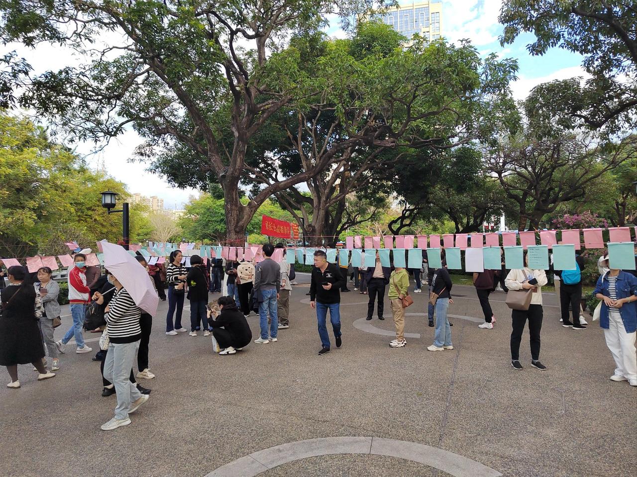 ◆公园相亲角

作者: 黄永强

公园里挂满了简历
像一场反向的招聘会
学历、房