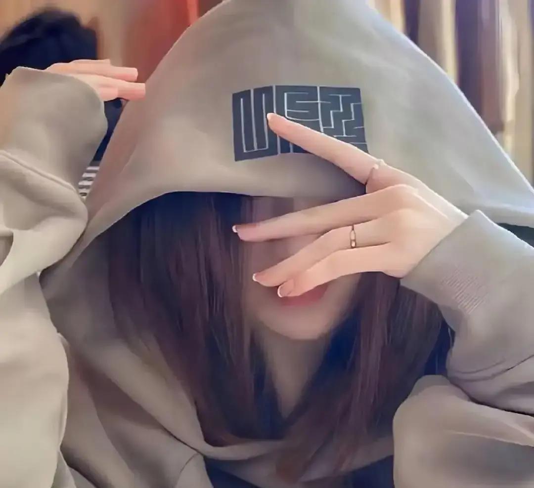 我妈突然从老家打来电话，说让我把家里那个保险箱的密码换一下。

 
事情得从三个