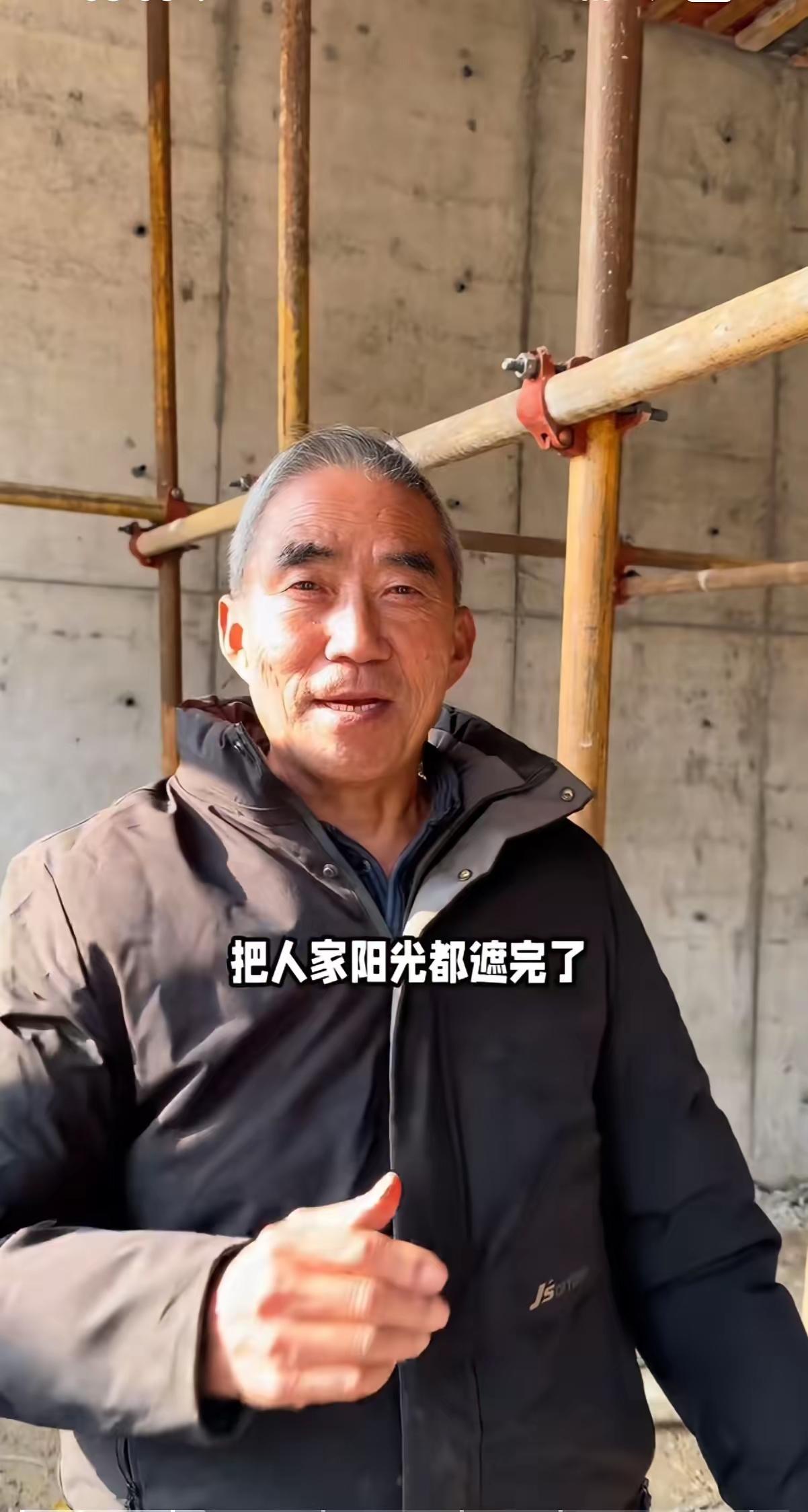 麦小登父亲是一个很好的父亲，真的，他平时从来不得罪别人的。这一次看他一把就撕了封