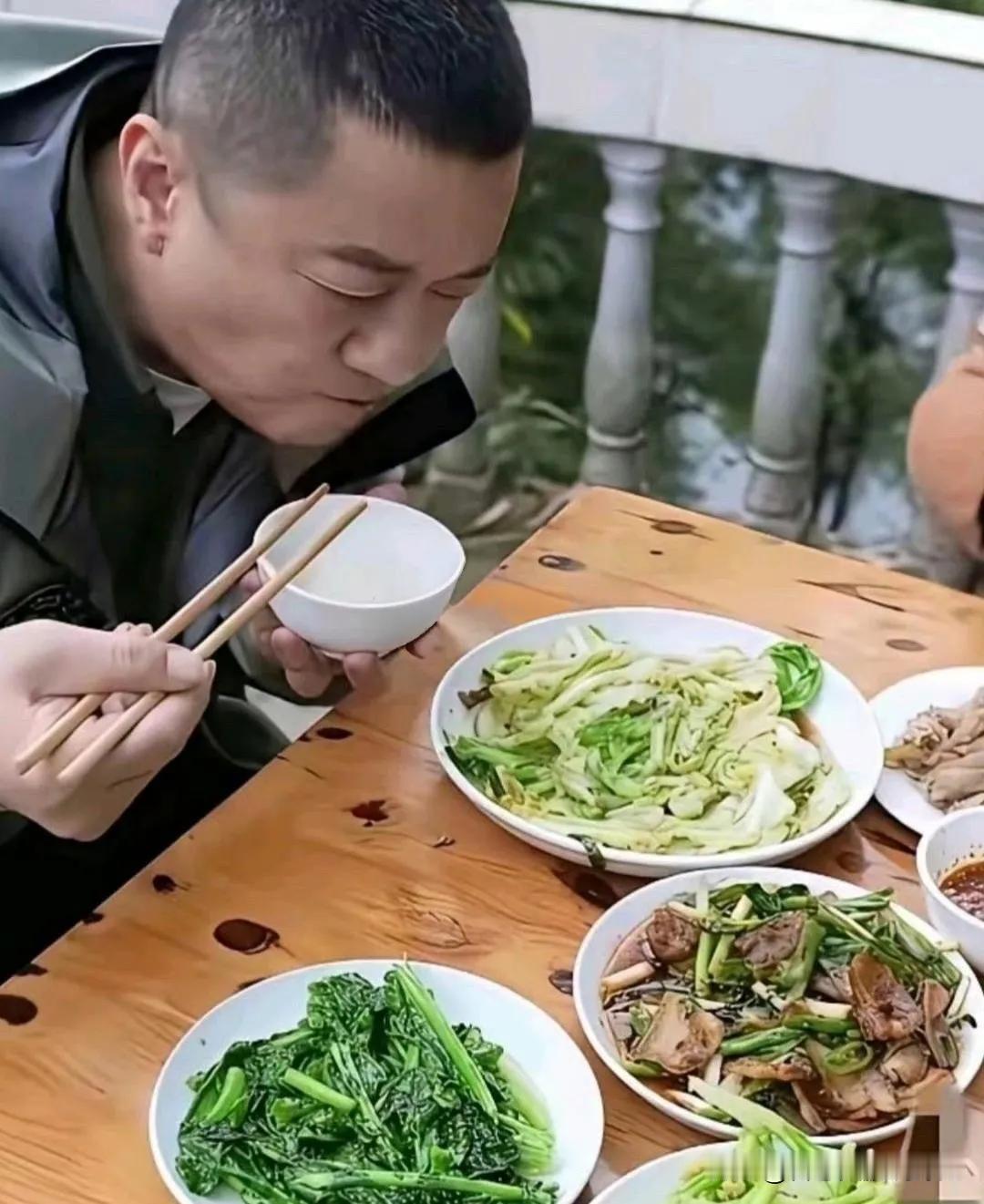 李亚鹏还是非常朴实的人，生活中不讲究吃不讲究穿，一心搞慈善。
李亚鹏平时吃的就是