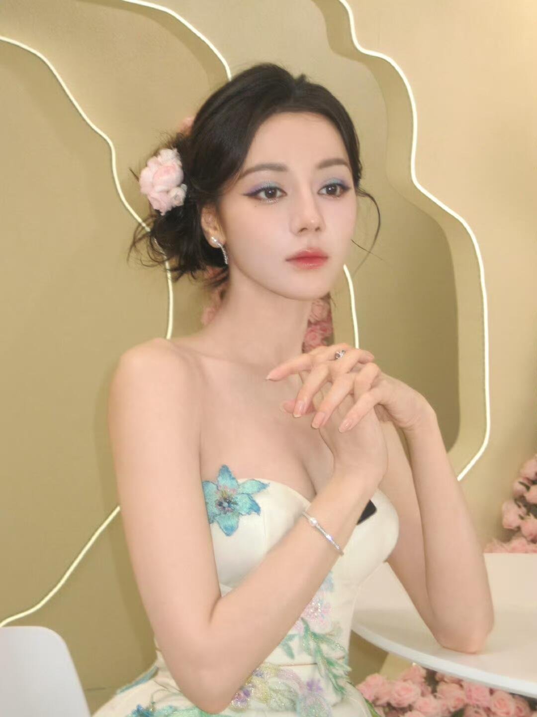 不是。。。这姐的脸怎么回事！？！ ​​​