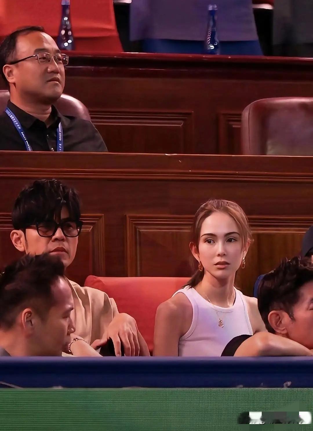 原来孩子生多了真的容易老，
昆凌才32岁就有些脸垮了，眼窝凹陷，法令纹明显，虽然