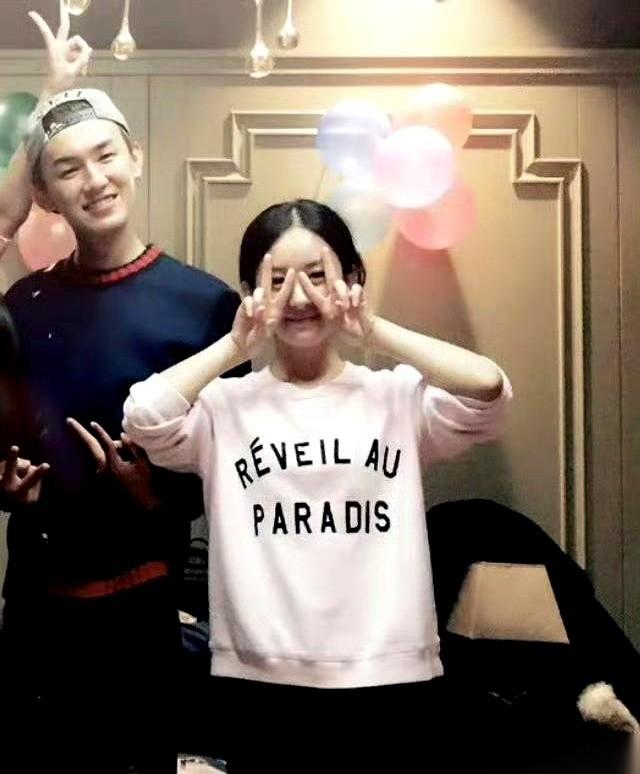 我天，刚才刷到一个采访，玩看眼睛猜明星的游戏。
一个男演员，一秒，就认出了那是赵