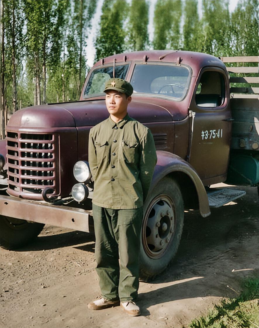 1972年，新疆，21岁的王石在部队的留影。照片中，他经典 65式军装，红五星、