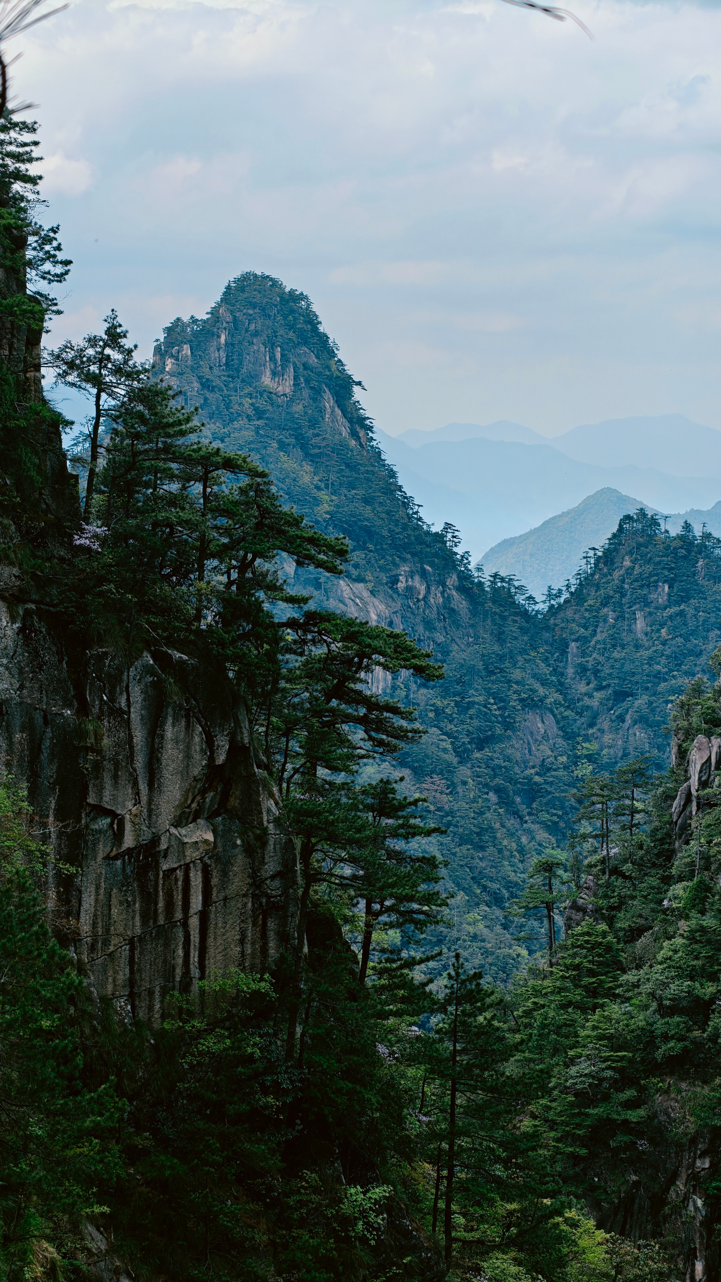 杭州临安大明山游记周五对象说要去爬大明山，搜了一下高度，有一千多米，心里顿生恐惧