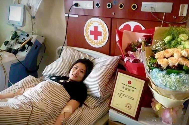 浙江一28岁女孩无偿捐献骨髓，救了一名15岁白血病男孩。没想到，男孩康复后见到她