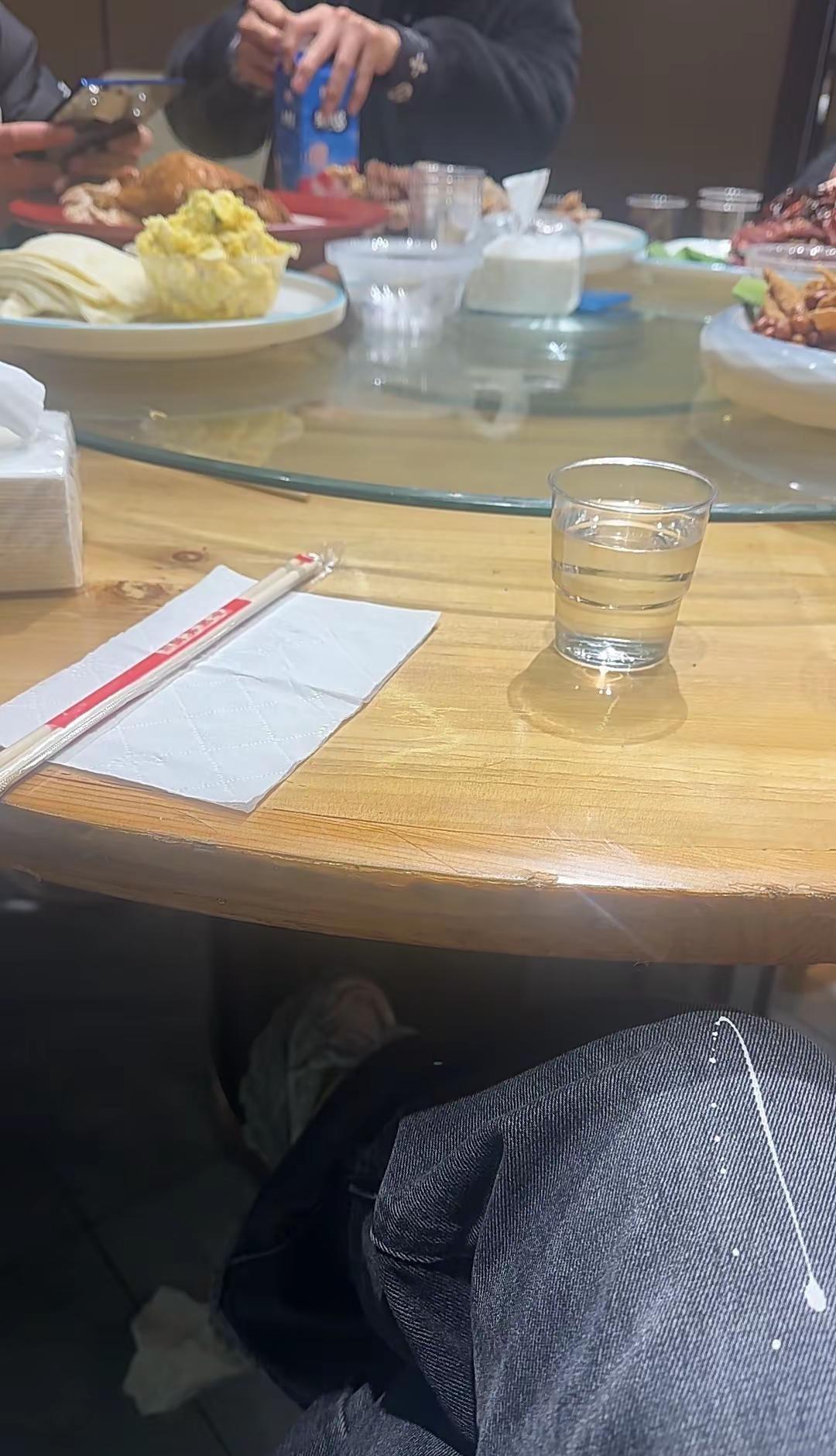 酒杯里装的不是酒，是片刻的松弛和温柔。慢慢喝，慢慢品，生活的滋味，都在这杯里了。