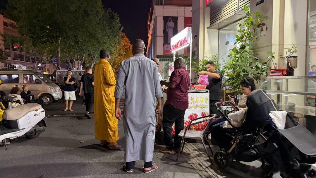 不知道这几个大哥从哪个国家来，是不是他们国家禁酒。别人晚上都是泡酒吧，这几个大哥