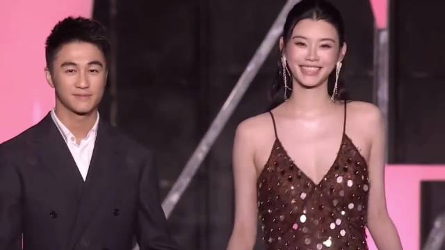 #何猷君穿着奚梦瑶买的衣服荡秋千#身价不菲的豪门少爷，穿着老婆58块淘来的衣服，荡秋千就笑得无比满足