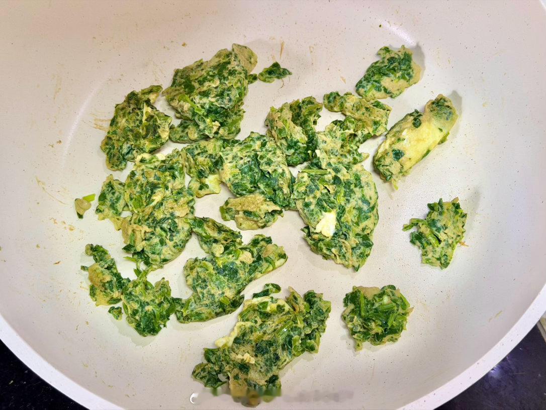 芹菜大家都怎么吃啊除了炒豆腐干或者炒牛肉丝好像没啥好吃的做法了？芹菜叶呢？我一般