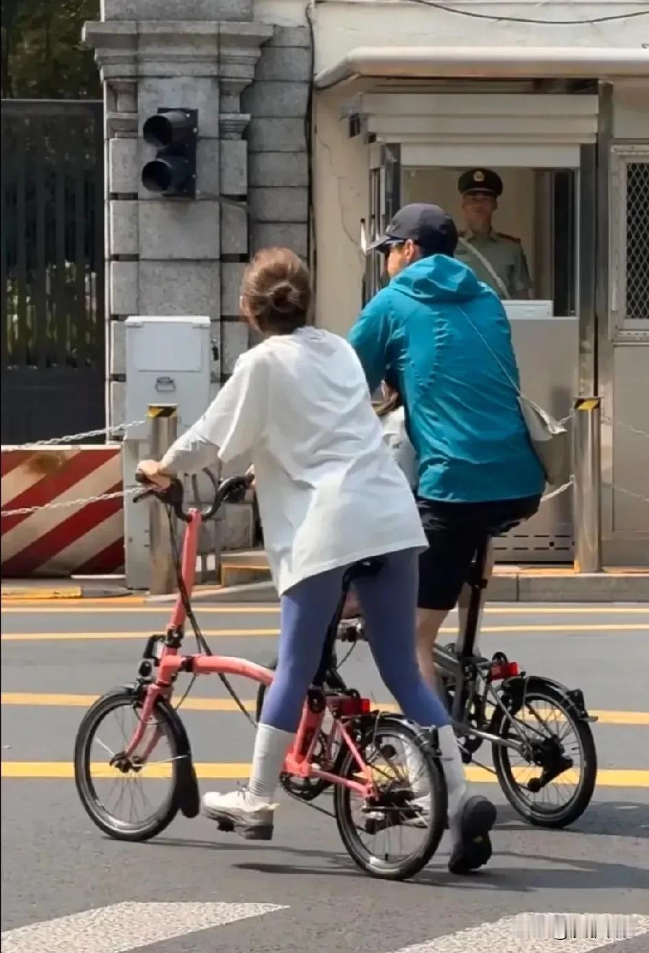 胡歌一家三口街头骑车被偶遇，居然要靠腿毛破案？

9月26日，上海街头。
一位网