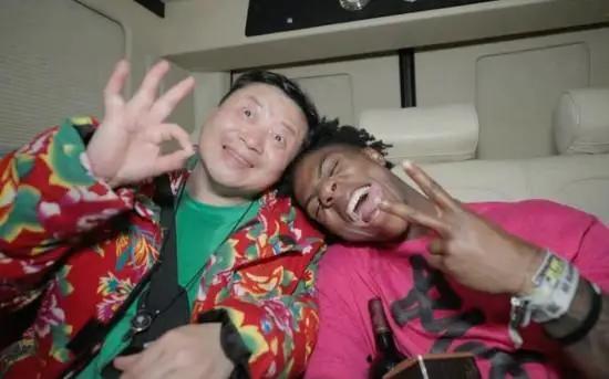 那个追着“甲亢哥”满中国跑的荣昌“卤鹅哥”林江，这次真把摊子支到国外去了！

4