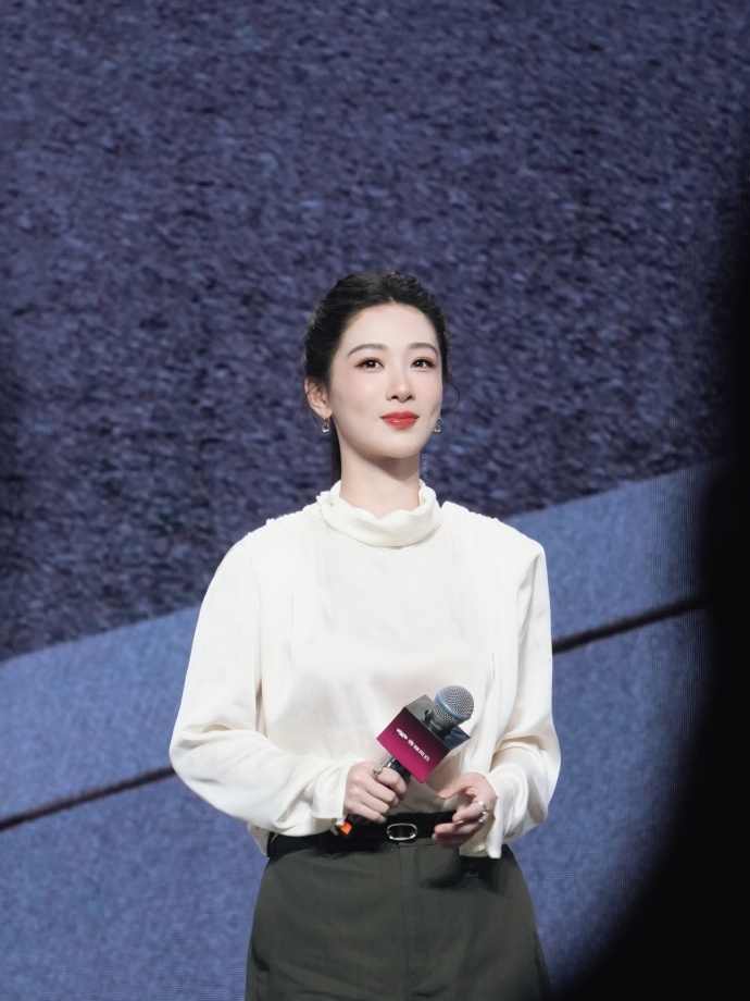 杨紫和风云A9最合拍 杨紫解锁超多和座驾的合拍姿势，黄金角度氛围感直接拉满。简约