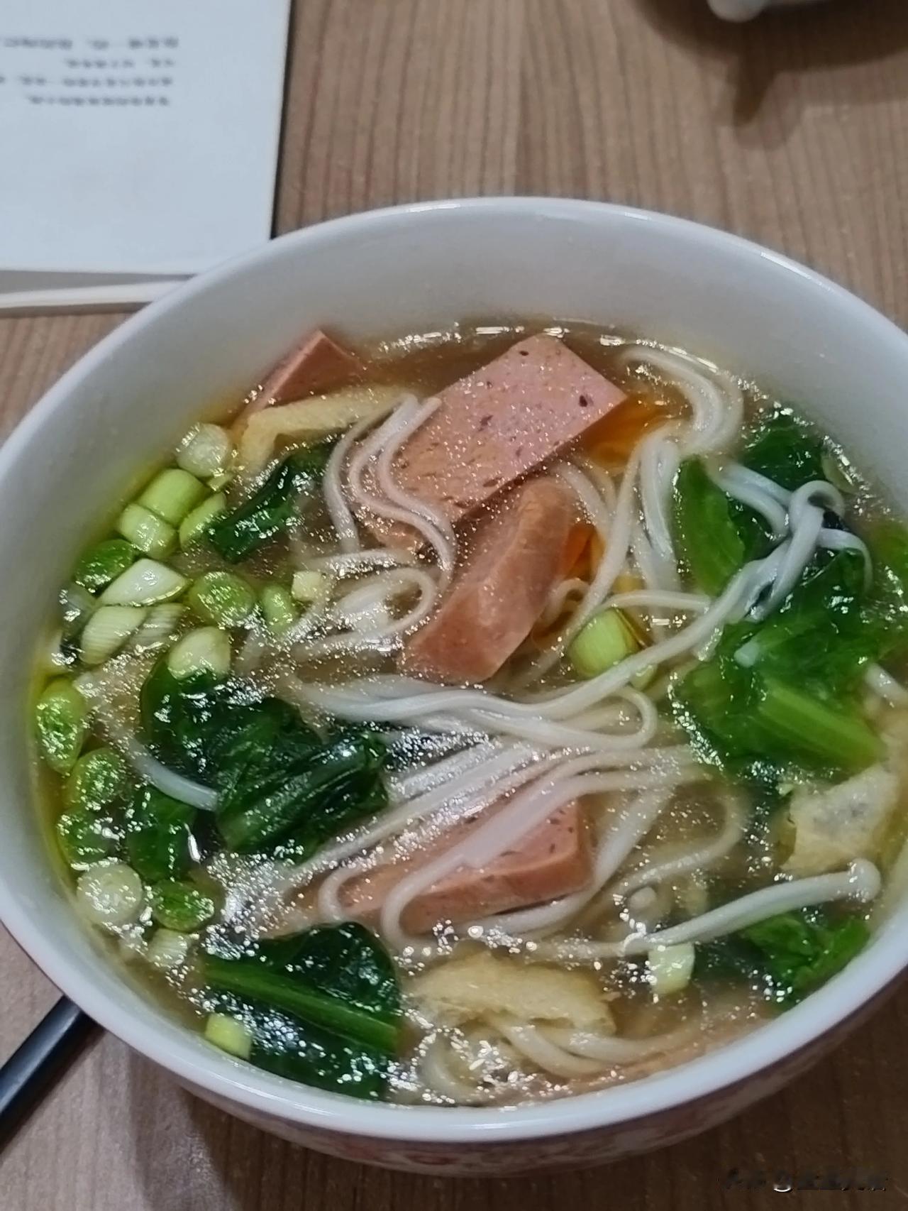 昨晚在家吃火锅。
吃完后，老公总结了一下，钱没少花，味道还是不如火锅店。
我说你