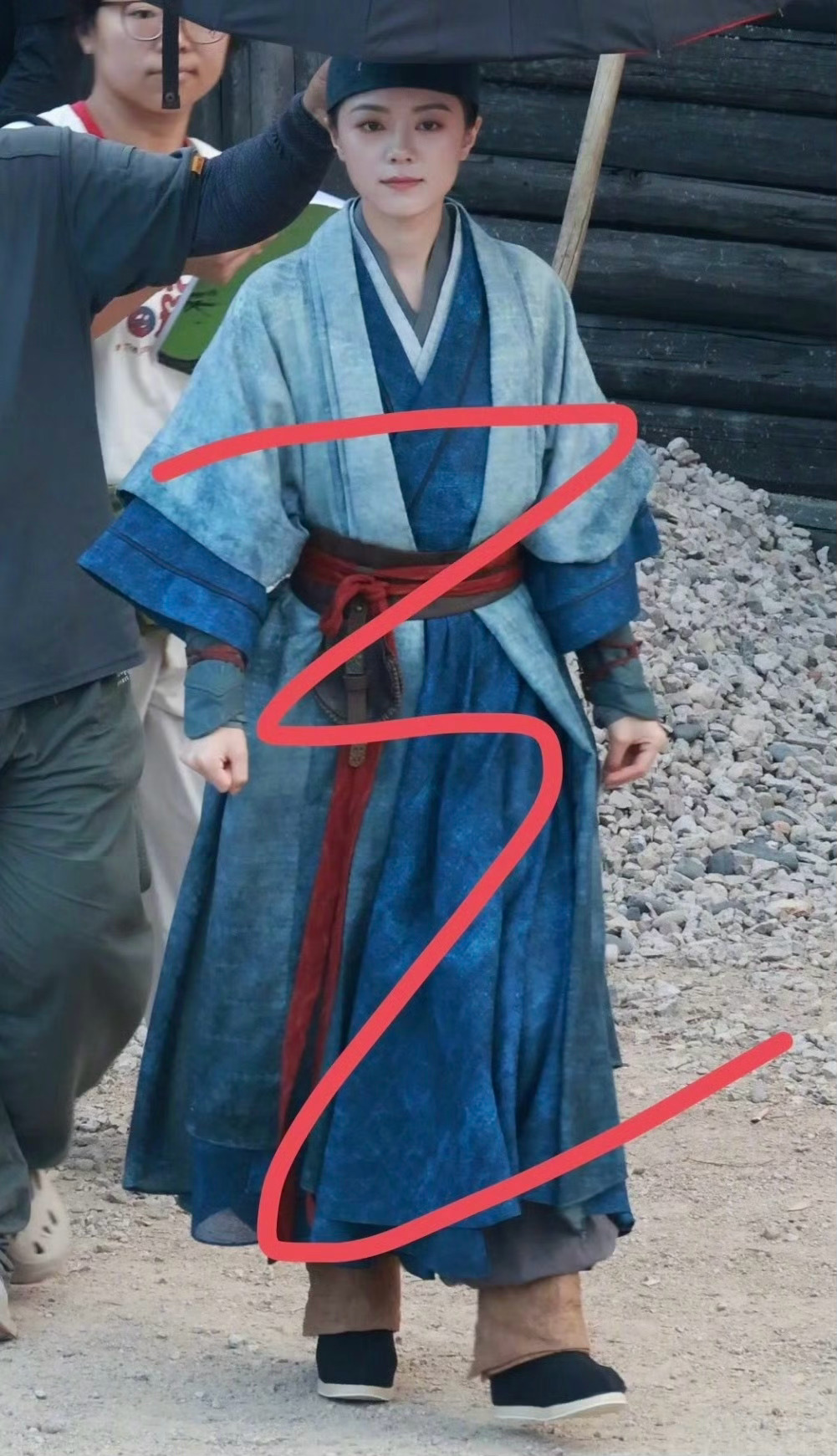 赵今麦演我偷穿大人衣服，这服装不太合身吧？[流汗][流汗][流汗] ​​​