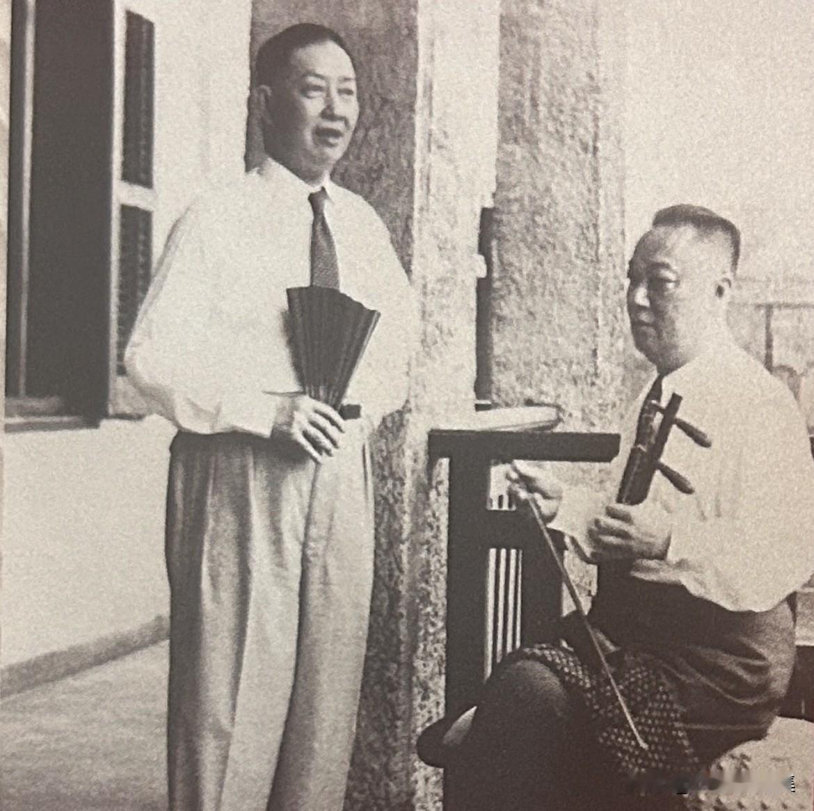 1945年8月15日，日寇投降，梅兰芳当即剃掉唇髭，两个月内便在上海美琪大戏院重