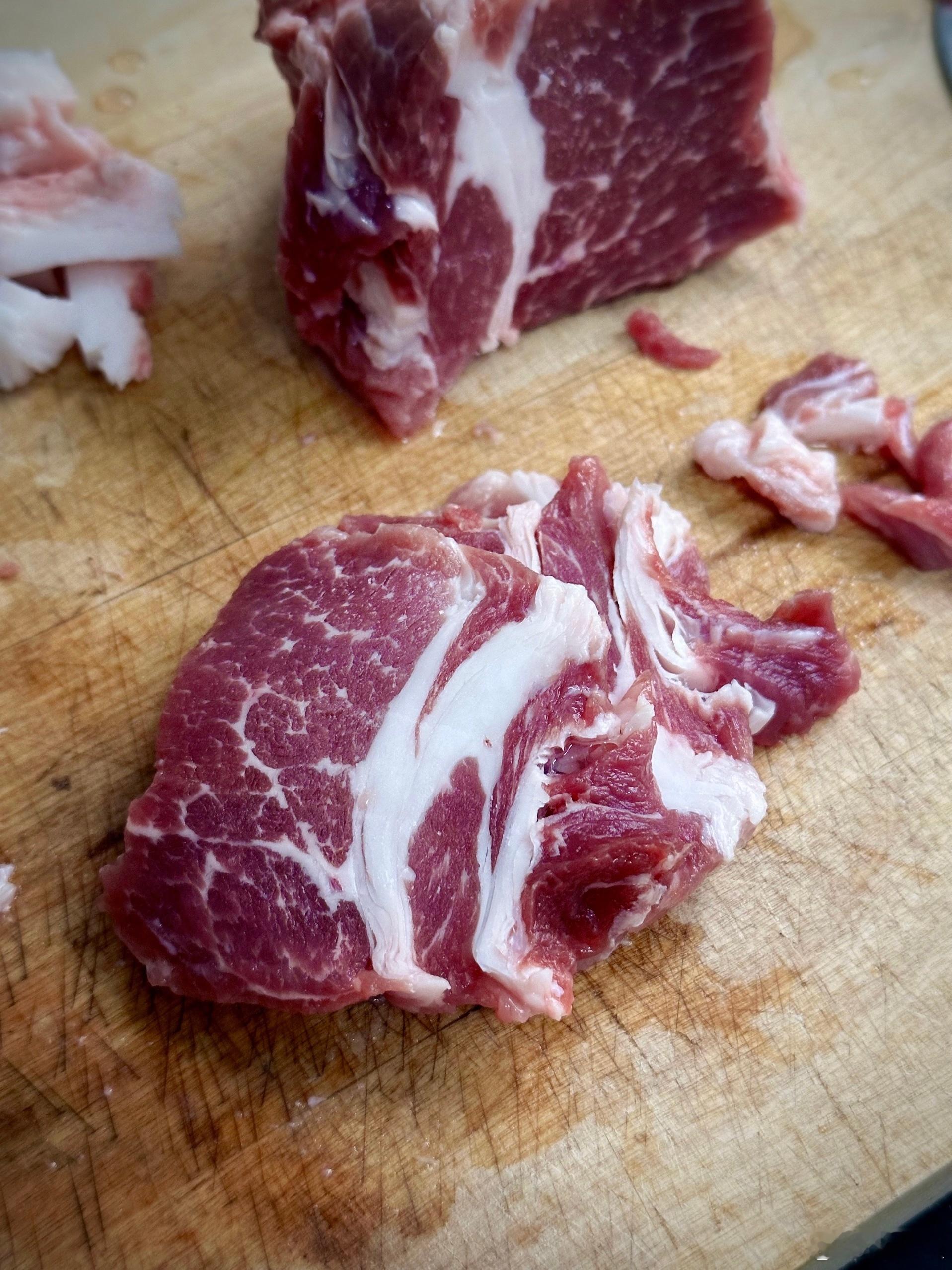 今日煲萝卜羊排，带皮羊排分割的很好，大排已经剁开大骨，留着下次烤香草羊排。猪肉更