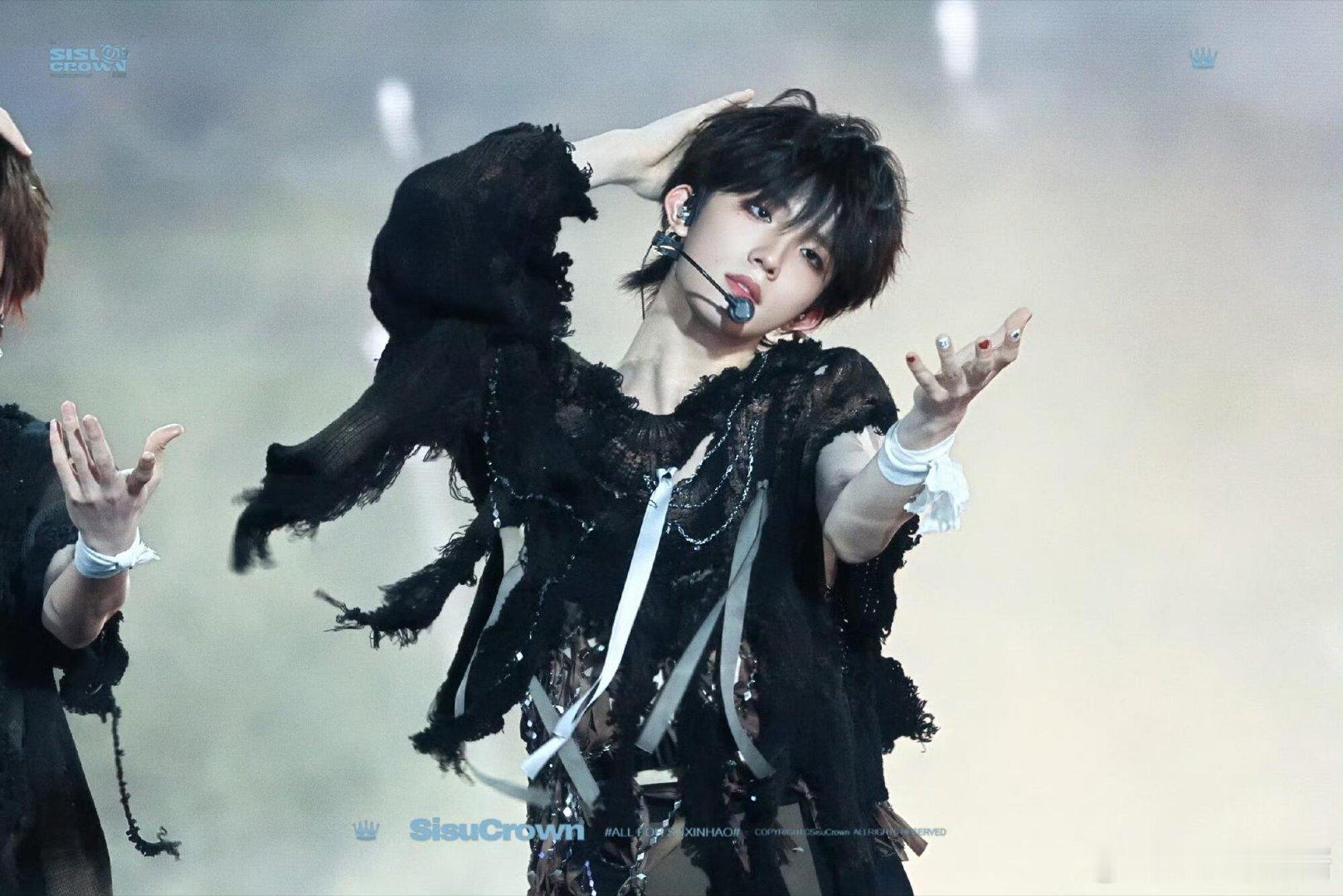 苏新皓内娱枸杞塑苏新皓的妆造衬出枸杞型气质，少年气浑然天成舞台上闪闪发光的样子 