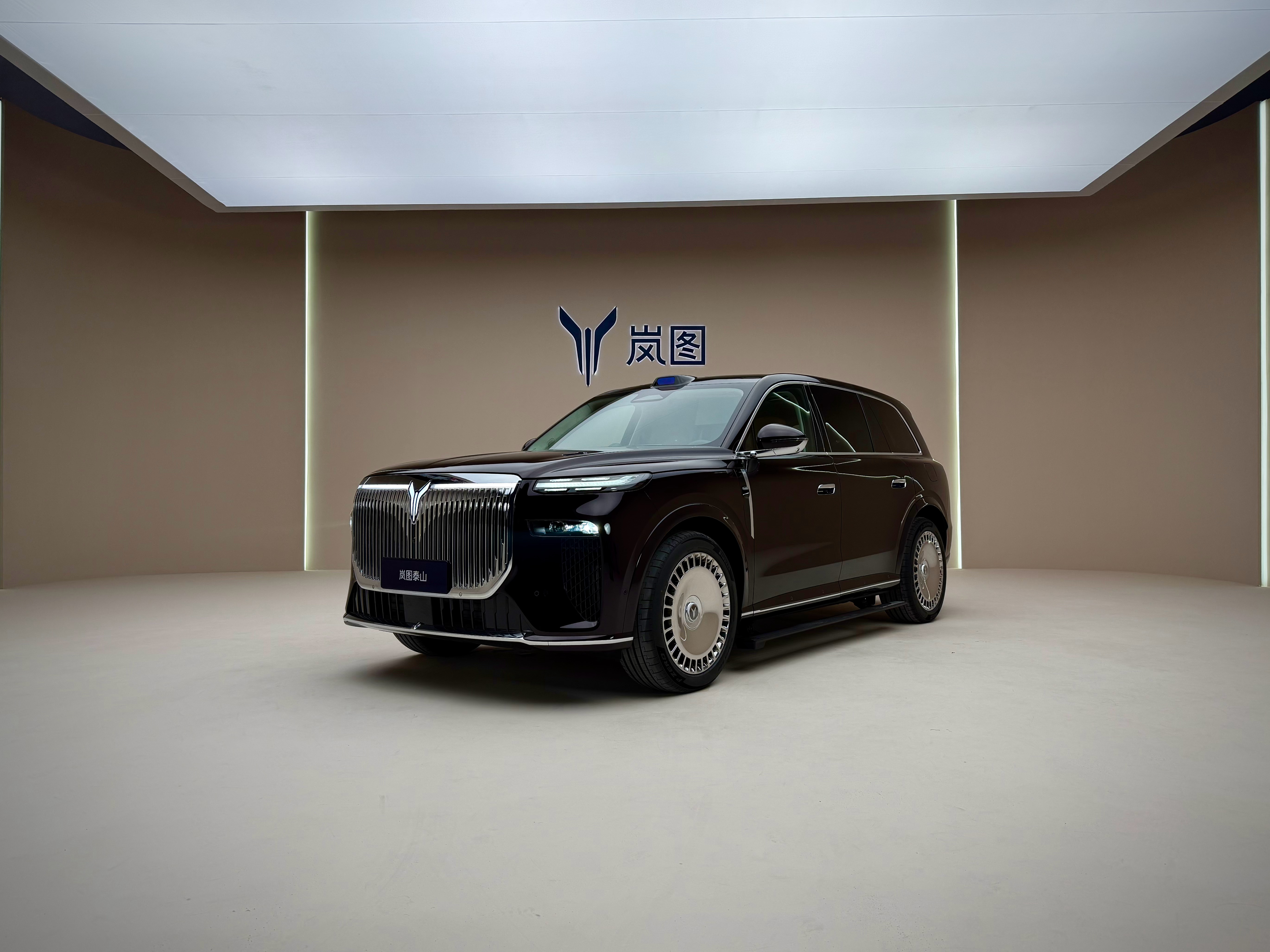 岚图追光L和泰山这俩车节奏挺快的呀！上周静态这周动态，又是实车到店，马上下周就要