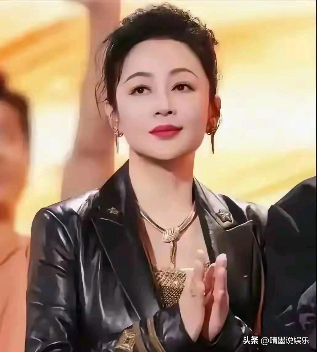 57岁陈红一直被吐槽老态，
今年突然重回颜值巅峰，
这绝不是常规保养所能达到的，