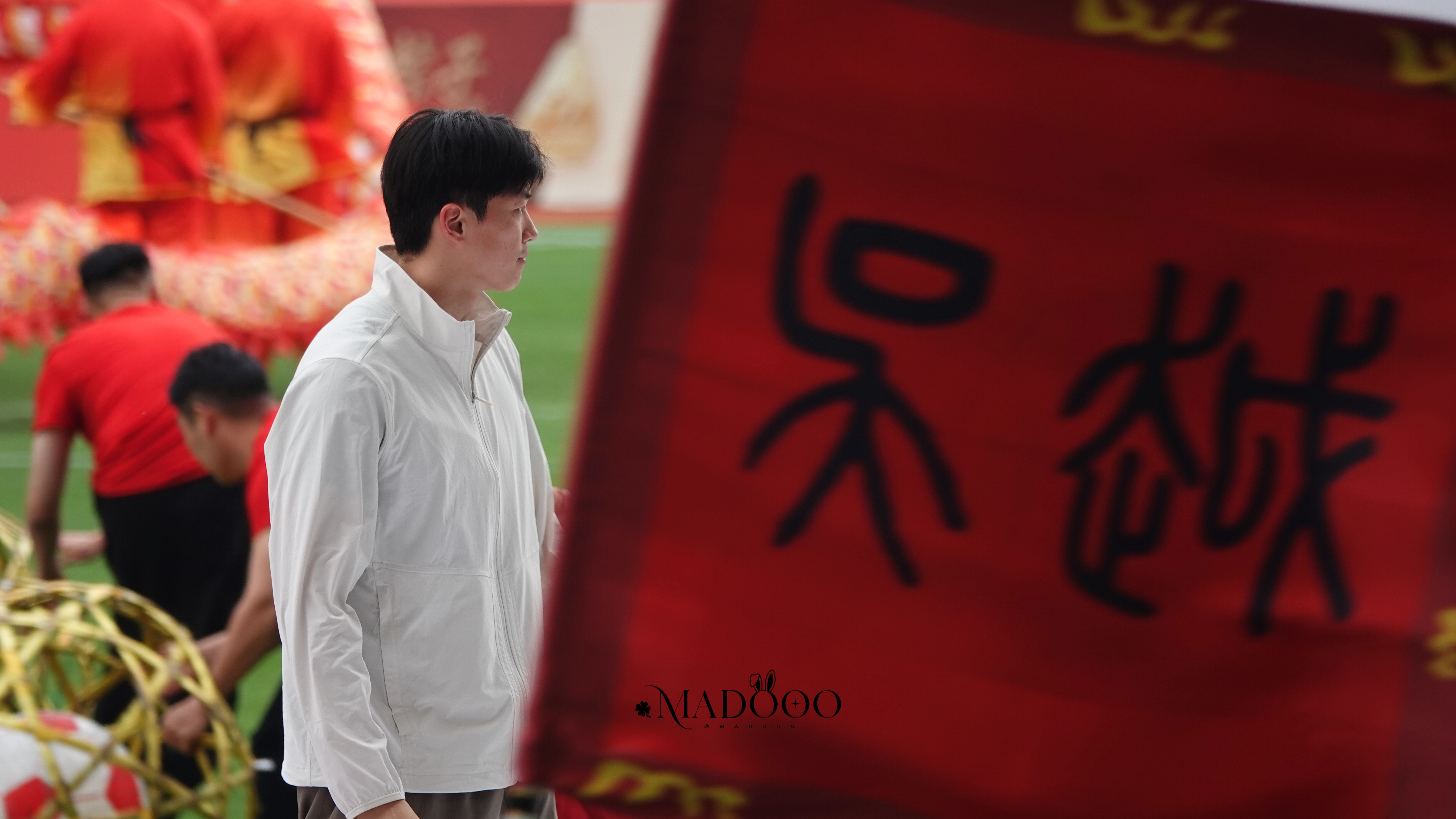 虽然没有穿古装，但顺顺就是跟红色很相衬