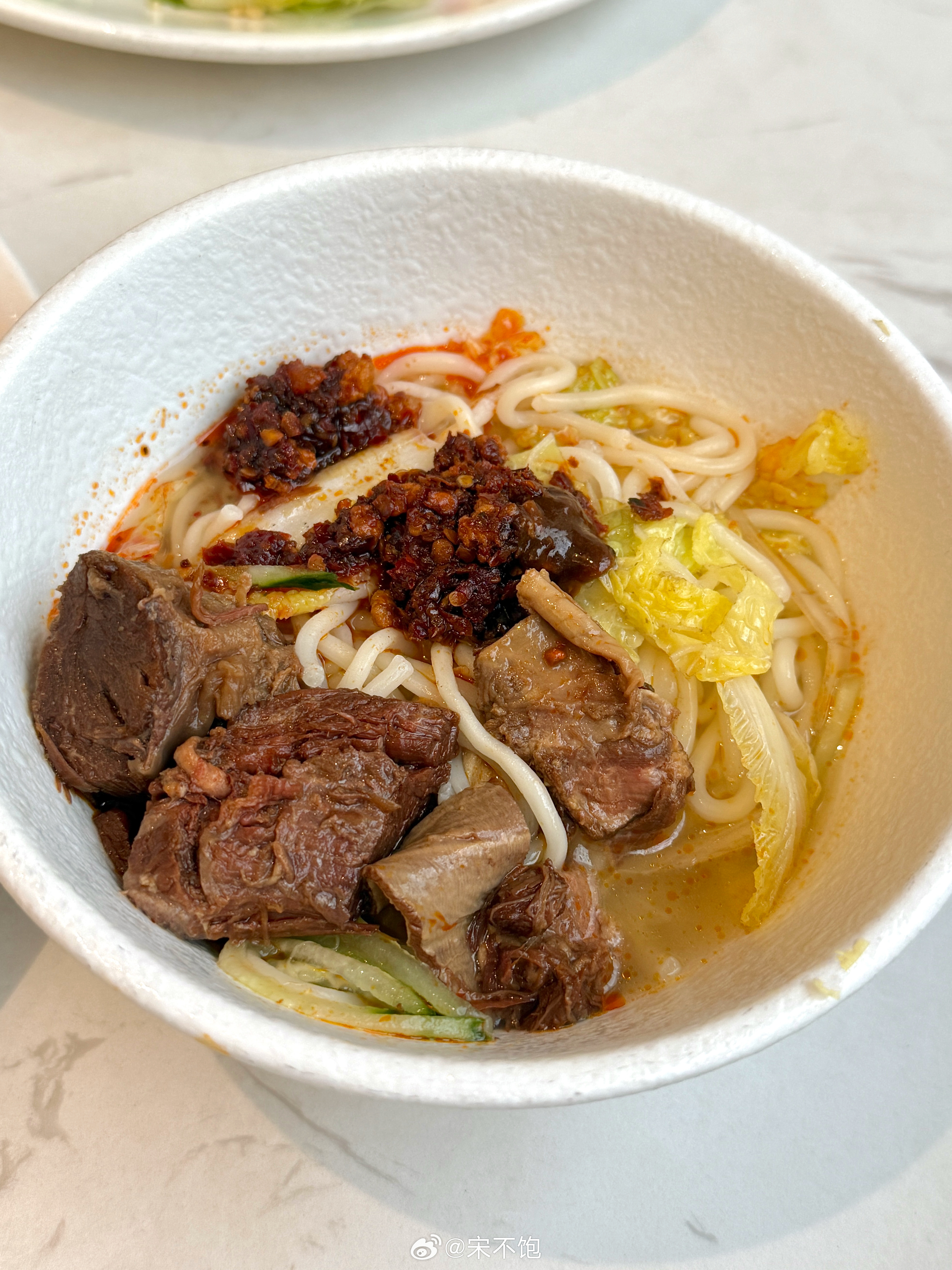 前一天没吃完的几块牛肉打包回酒店，今早在酒店DIY了一碗豪华牛肉面，肉比面还多的