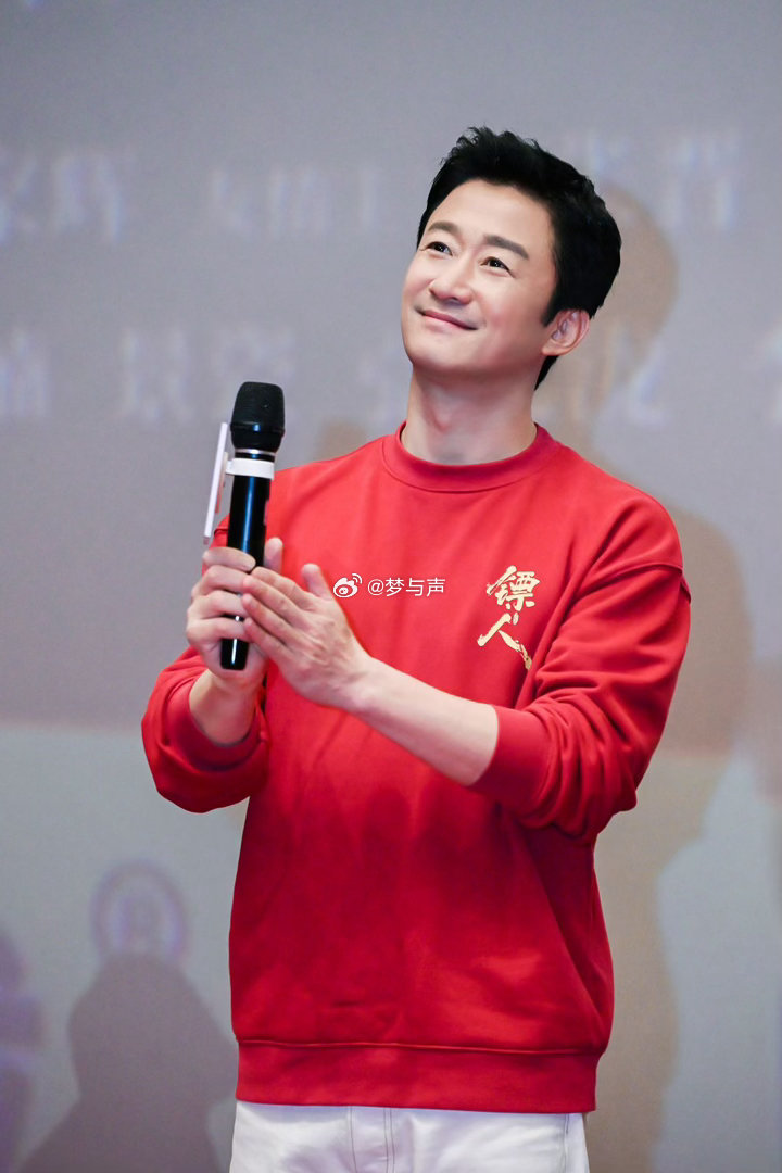 吴京 水肿吴京亮相清爽帅气，气场在线，私下互动还特别亲切接地气，满满都是情绪价值