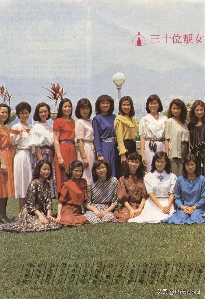 🎆翻開1982年的香港小姐競選舊照，她在人群中笑得很燦爛。

那一年，23歲的