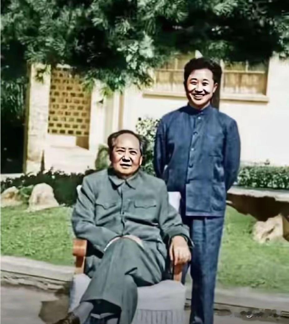 能与伟人同框合影，是此生最珍贵的荣耀，这份沉甸甸的荣光，足以温暖往后漫长岁月。