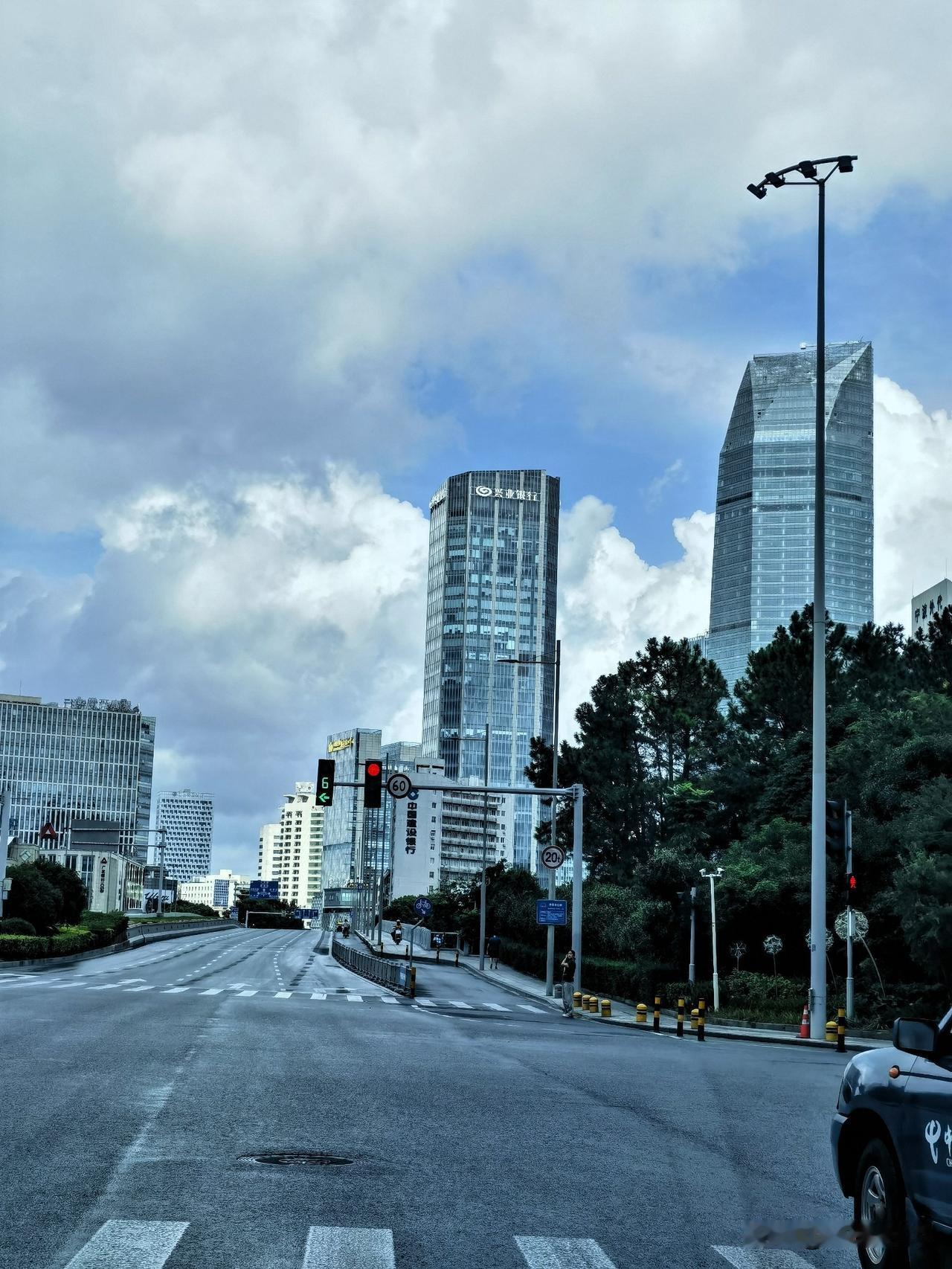 随拍宁波街景，留住城市风光

昨天天气格外好，出门回家，特意绕了趟姚隘路，从江北