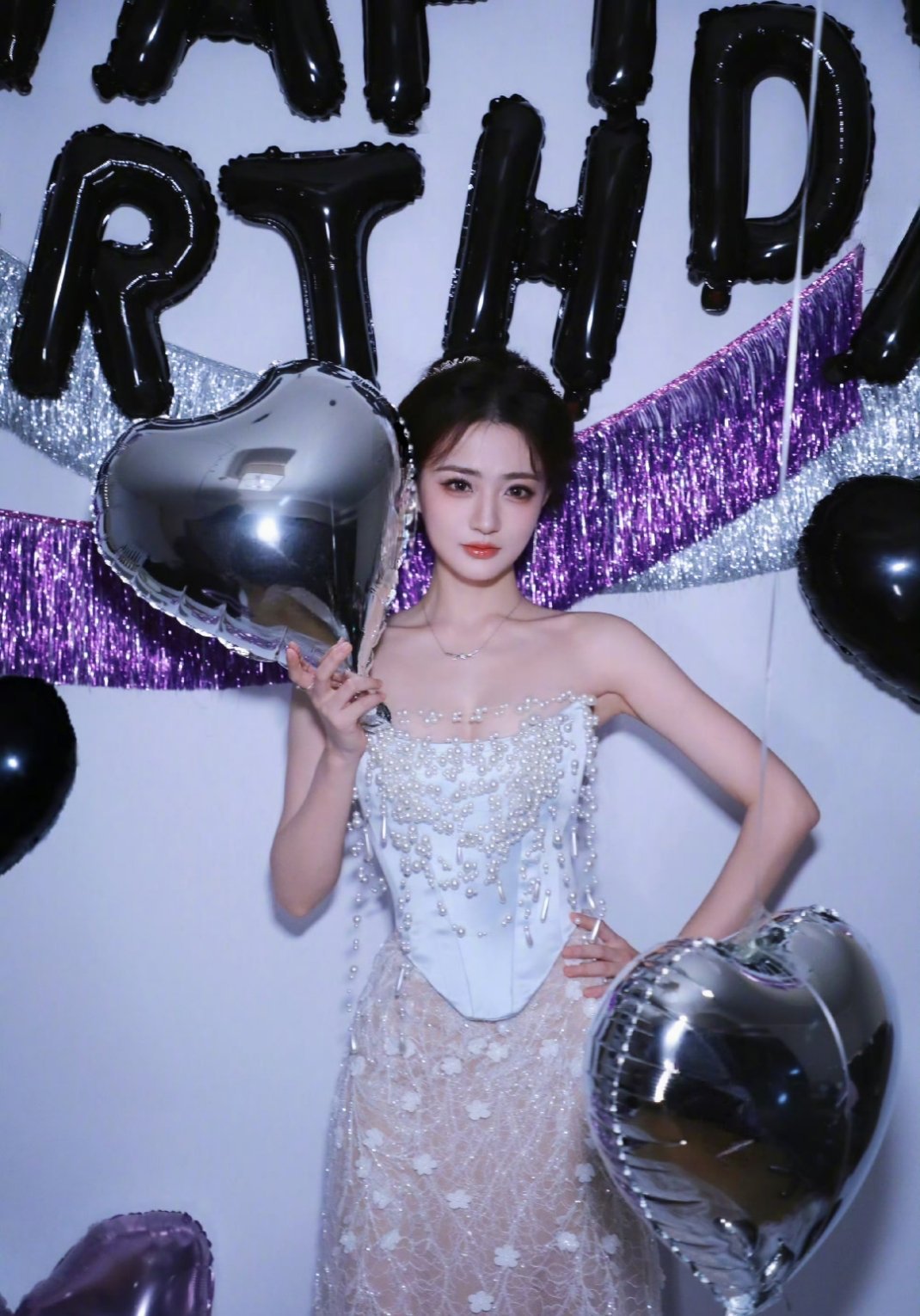 徐璐生日快乐！祝你平安顺遂，万事胜意，所愿皆所得，所得皆所愿！ 