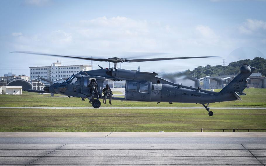美直升机访冲绳一小学把老师吹倒致死据日本朝日新闻26日报道，美国国防部直属的《星