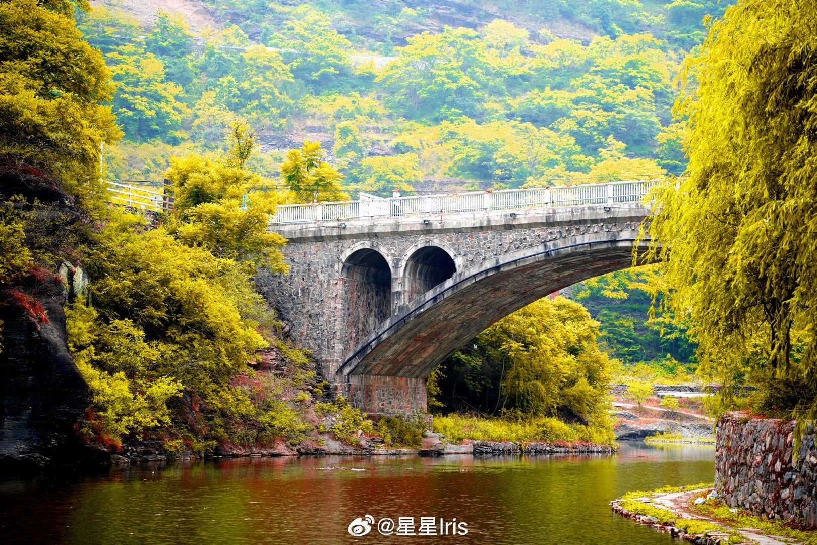 秋日好风景🍁我们来到北京房山区大名鼎鼎的红井路，这里号称北京的秋名山，蜿蜒曲折