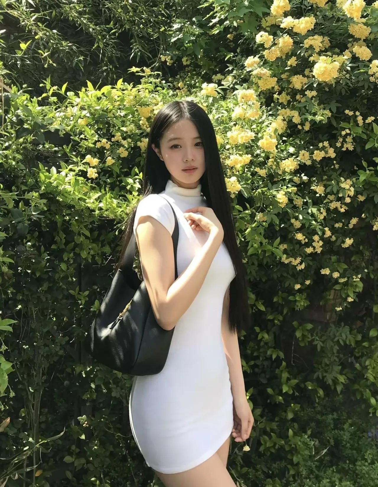 极简纯欲风的春日氧气造型，清新又抓人眼球！[心]
 
白色紧身针织裙+黑色大容量