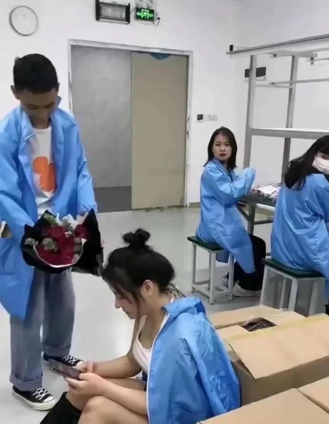 电子厂的“爱情”，都是在哄笑中收场。 