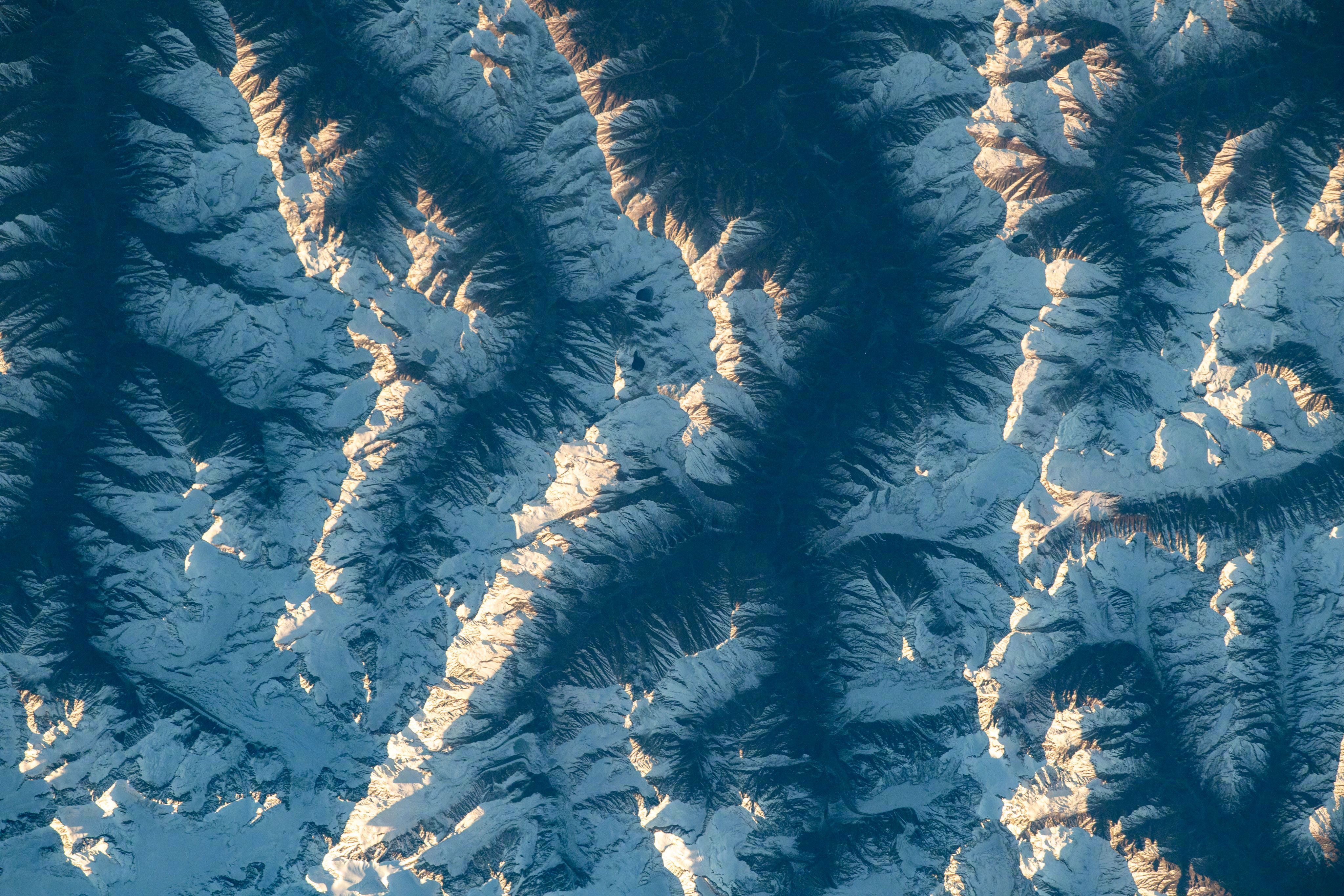 从太空看地球，中亚兴都库什山脉，下图由宇航员Loral O'Hara拍摄。 ​​