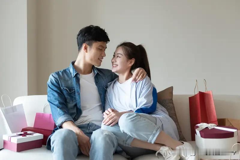 辨别男人想睡你的真心，得看他的行动。只图睡你的男人，平时对你爱答不理，一到晚上就