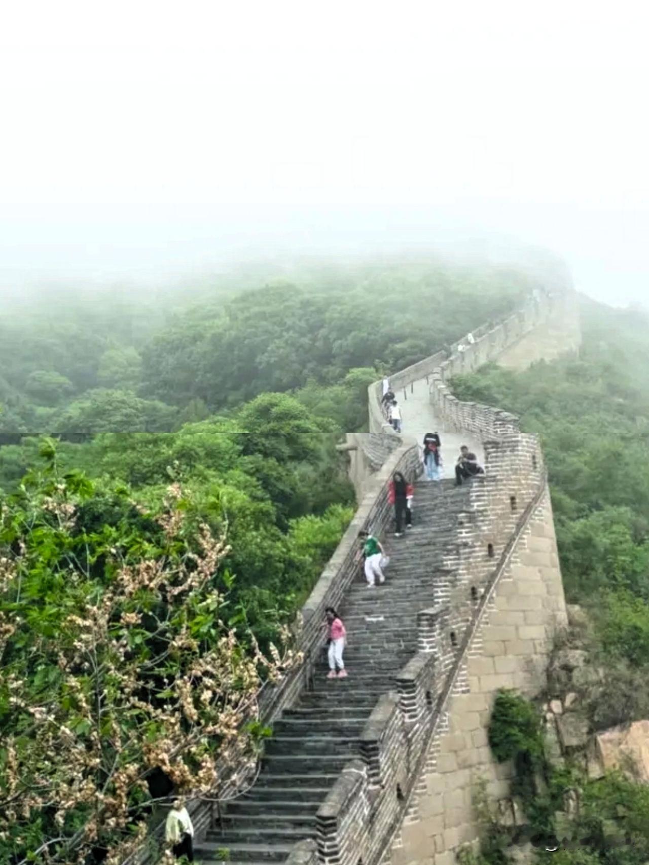 今天，特朗普儿媳妇搞出了大动静！
访华结束后，劳拉在社交平台晒出与丈夫游长城的照