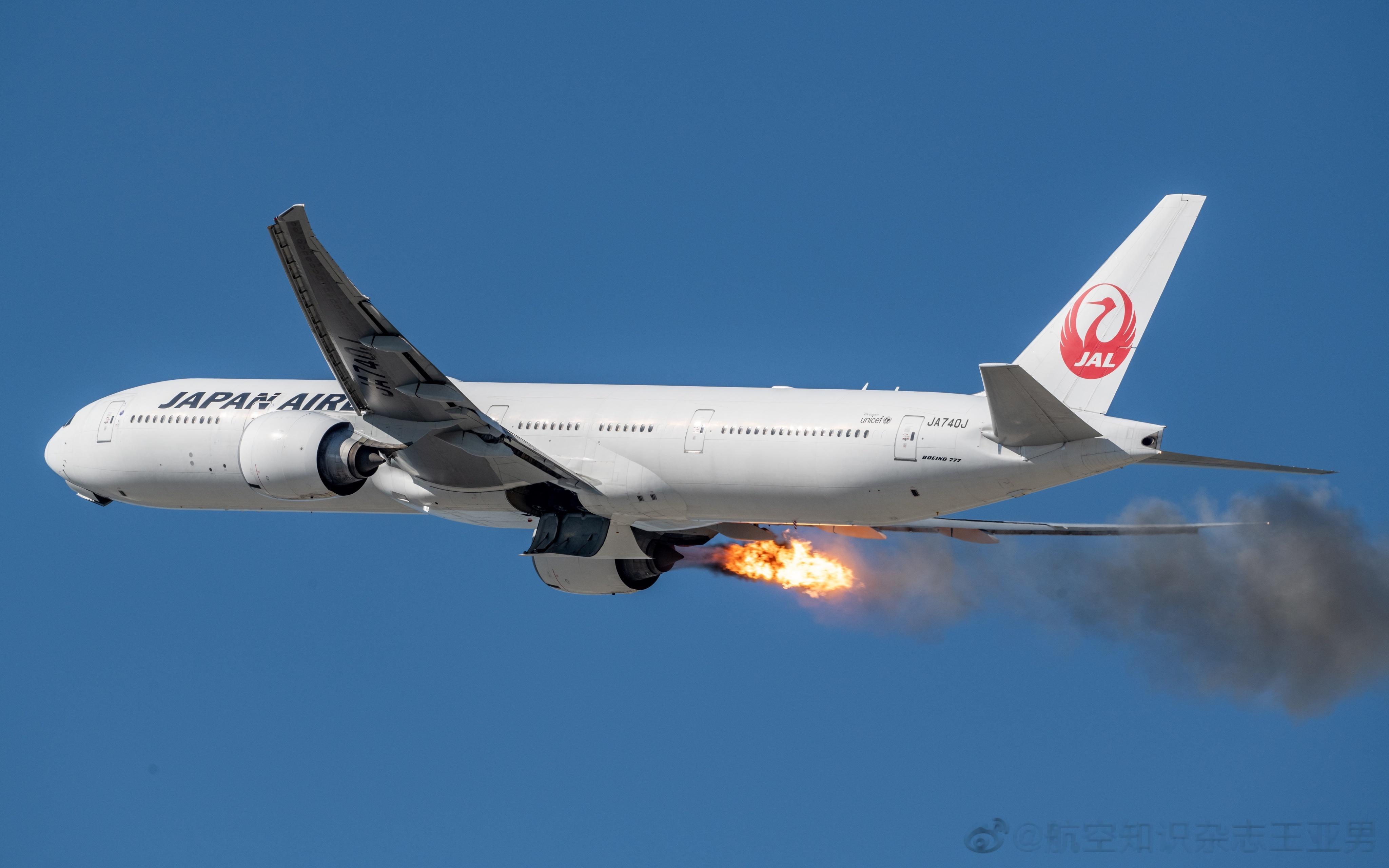 2022年拍摄的惊险瞬间。一架起飞中的日本航空波音777-300ER右侧发动机出